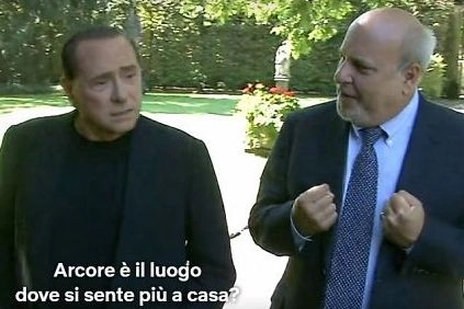 Alan Friedman, 67 anni, durante una delle sue interviste a Silvio Berlusconi