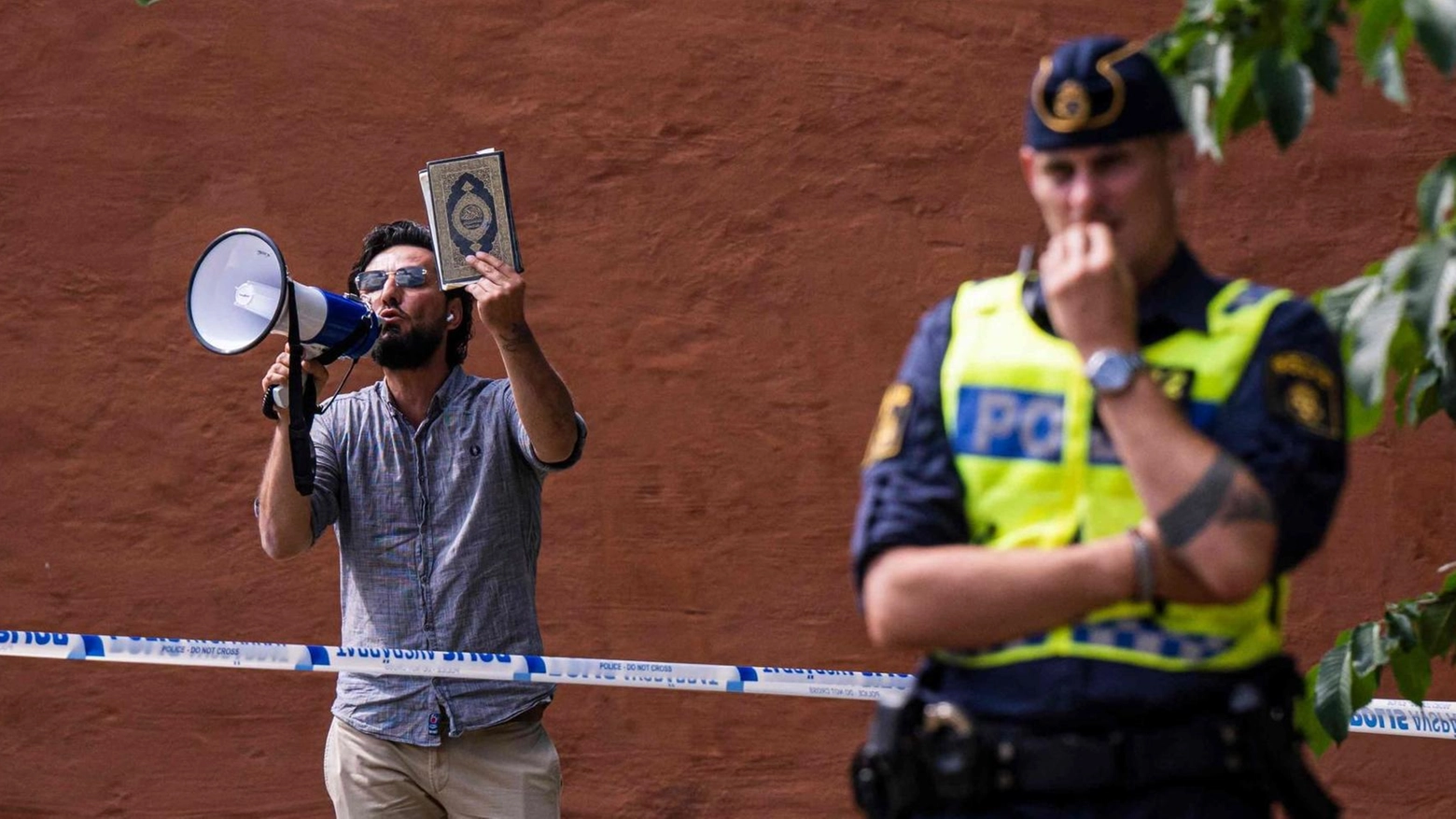 Profugo iracheno dà fuoco al libro sacro davanti alla moschea di Stoccolma "La legge islamica è anti-democratica". In passato la manifestazione fu vietata.