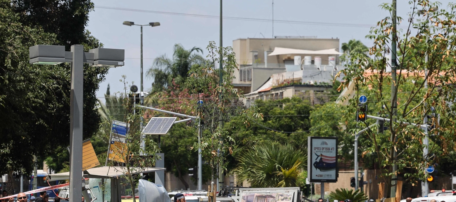 Attentato a Tel Aviv, auto contro passanti