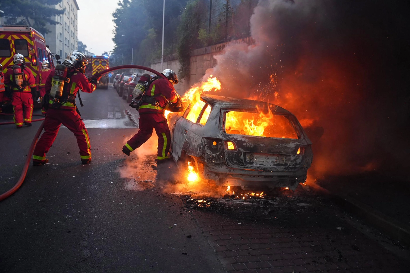 Auto incendiate nella notte a Nanterre, vicino Parigi