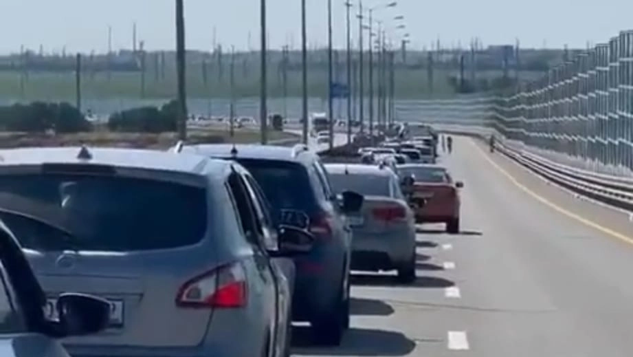 Un ingorgo di 13 chilometri si è formato sul lato russo del Ponte di Kerch che connette la penisola ucraina occupata dal 2014 da Mosca