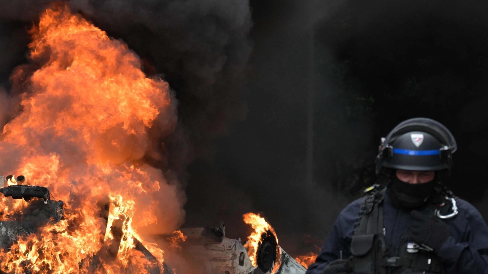 Francia a ferro e fuoco  La protesta dilaga: un morto  Macron si appella ai genitori  "Tenete i vostri figli a casa"