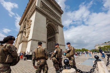 Francia, gli scontri e le due collette: per il poliziotto cifra 7 volte superiore a quella raccolta per la mamma di Nahel