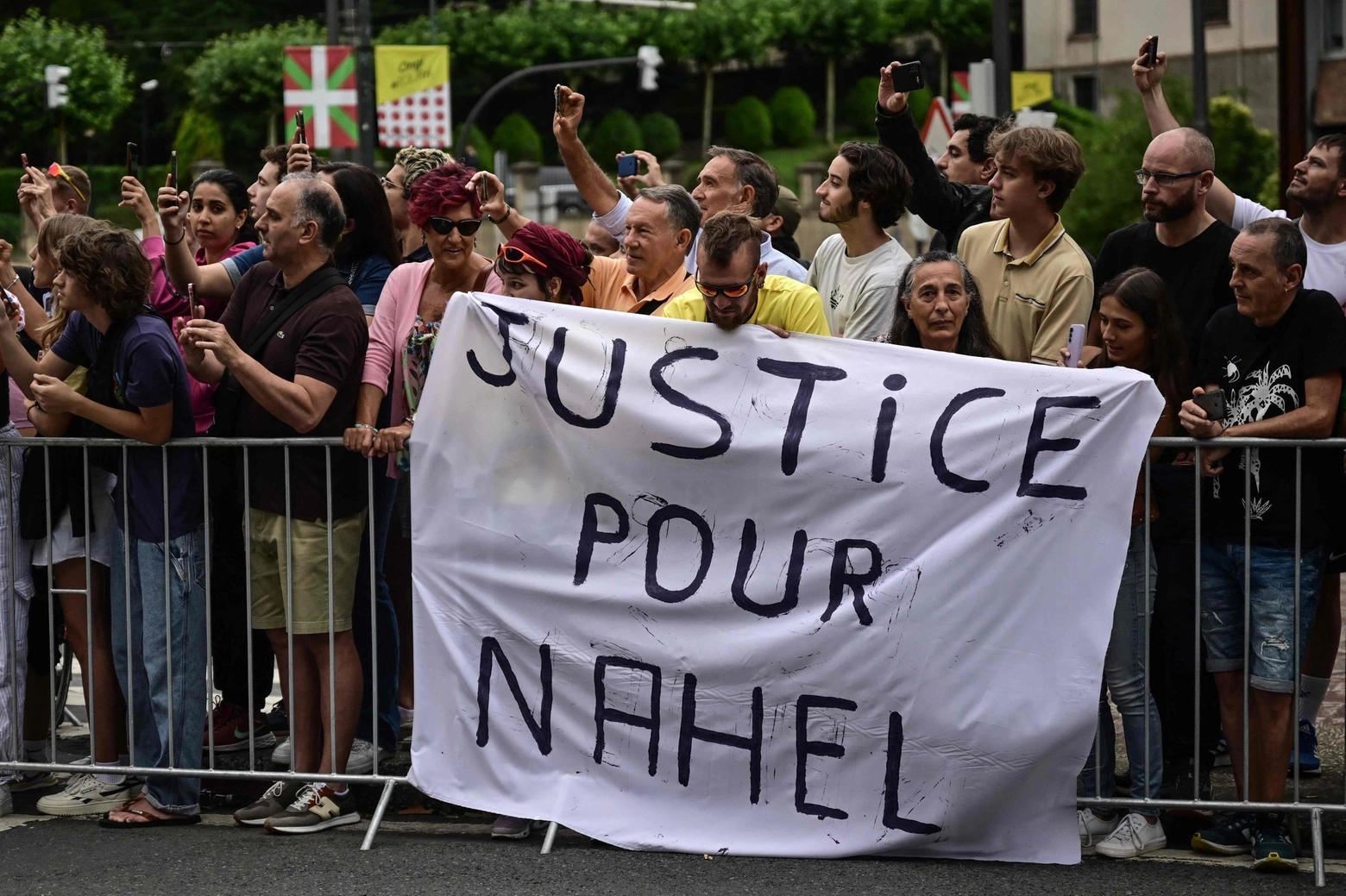 Giustizia per Nahel, striscione al Tour de France (Ansa)