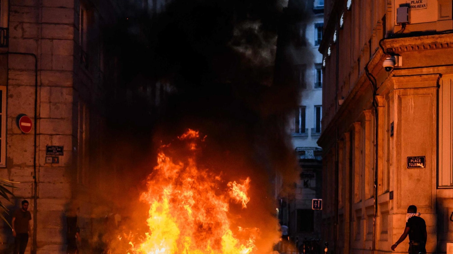 Guerriglia in Francia  Oltre 1.300 arresti  Un manifestante su tre  ha meno di 18 anni