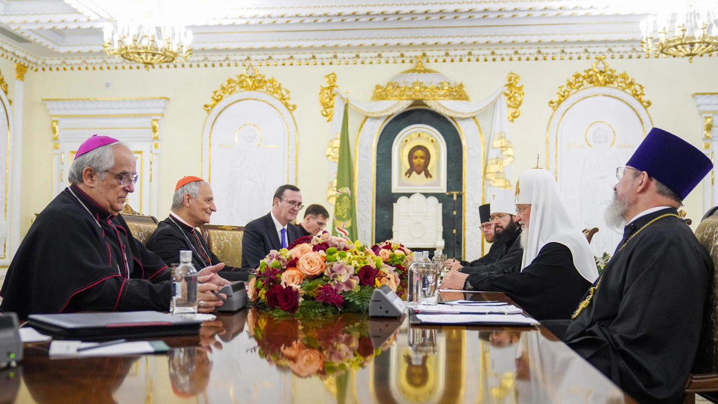 Il capo dei vescovi riferirà al Papa gli esiti della visita in Russia, in attesa delle prossime mosse. Il Cremlino esprime apprezzamento per la "posizione equilibrata e imparziale" della Santa Sede