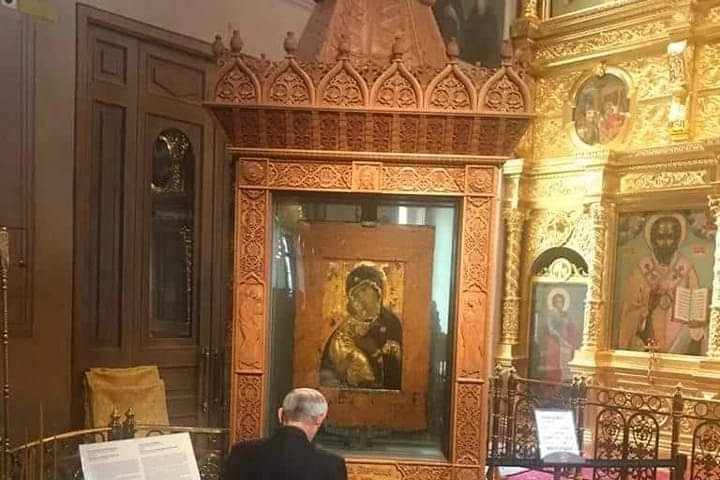 Il Cardinale Zuppi raccolto in preghiera davanti all’Icona della Madonna della Tenerezza a Mosca
