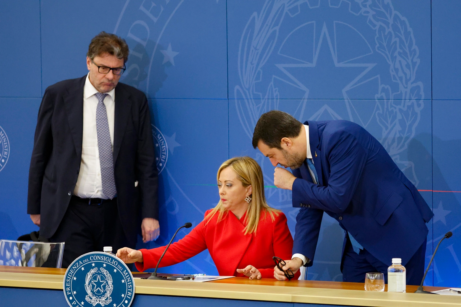 Il ministro Giorgetti, la premier Meloni e il ministro Salvini (Ansa)
