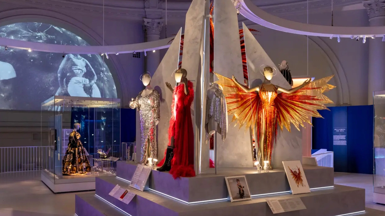 Visitabile fino al 7 aprile del 2024, "DIVA" celebra le figure femminili che hanno dominato la scena musicale degli ultimi due secoli, lasciando un segno indelebile nell’arte e nella moda