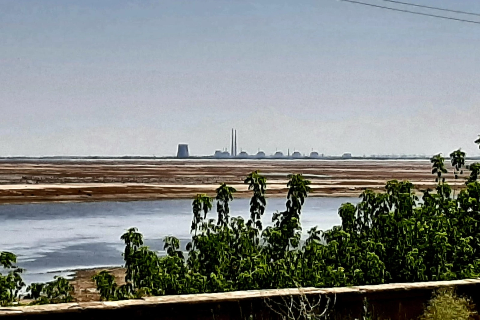 La centrale nucleare di Zaporizhzhia vista da Nikopol