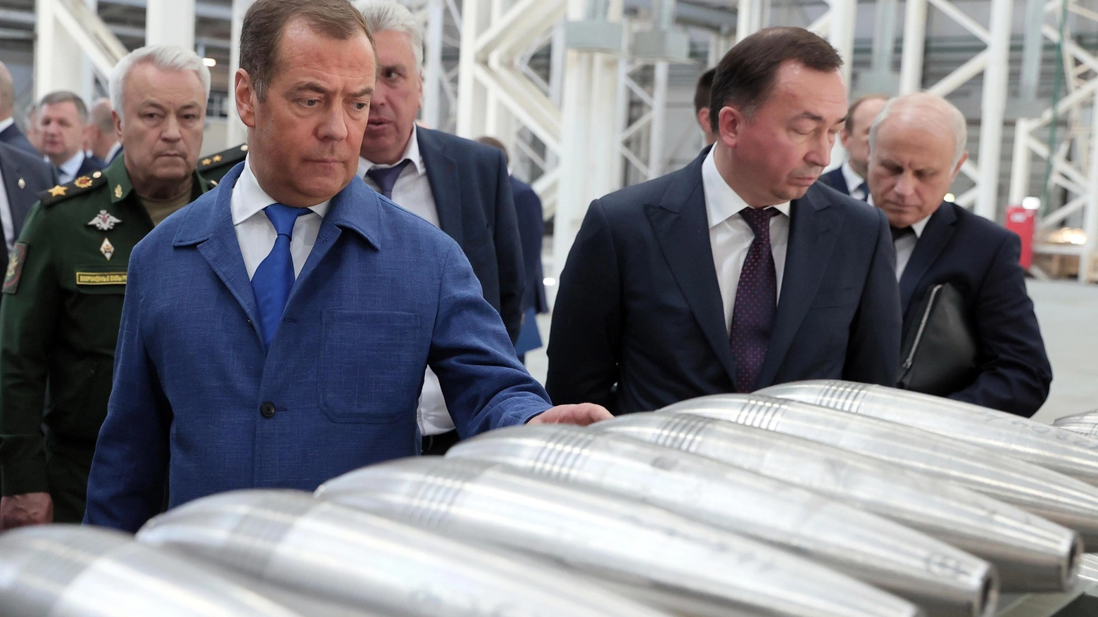 L’ex presidente russo Medvedev: "L’arma atomica non è più un tabù". Zelensky: il nemico potrebbe aver minato la centrale per un attentato.