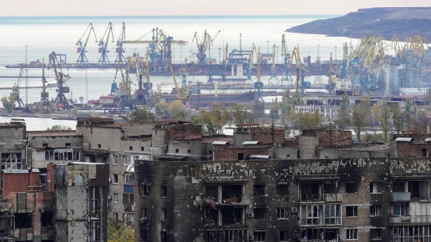Nella lunga battaglia per la conquista della località sul mar d’Azov è andato distrutto il 90% dei condomini. L’esercito di Mosca ha iniziato l’opera di ricostruzione. Un appartamento costa in media 34mila dollari