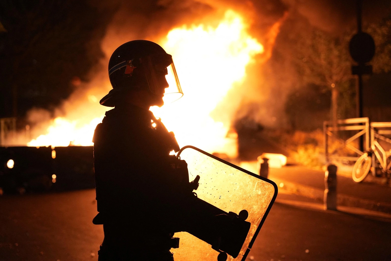 Proteste dopo l'uccisione di un 17enne per mano della polizia, auto in fiamme a Nanterre (Ansa)