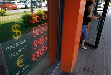 Rublo in picchiata: l'euro sfonda la soglia psicologica di 100. Cosa sta succedendo