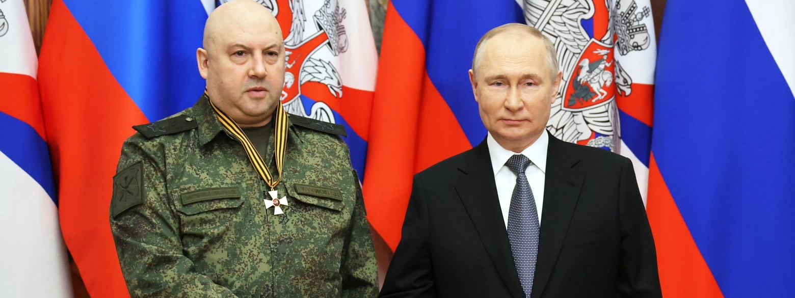 Sergei Surovikin con Vladimir Putin (Ansa)