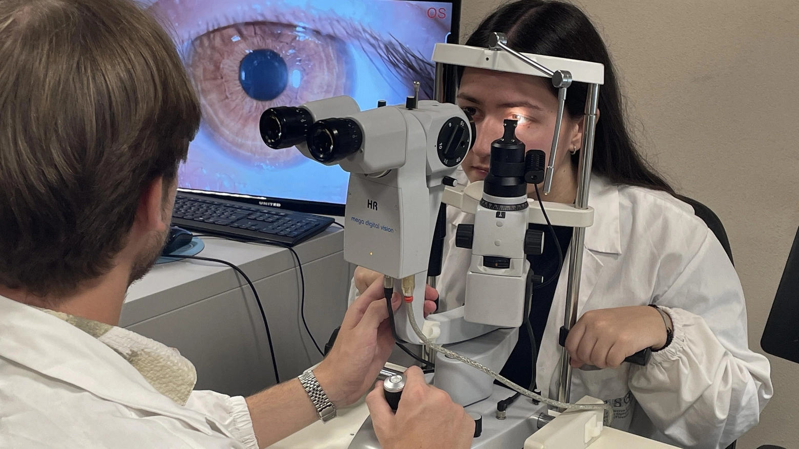 Irsoo propone corsi per ottenere l’abilitazione come ottici e optometristi. E ora anche un prestito d’onore con Intesa Sanpaolo per sostenere gli studi. .
