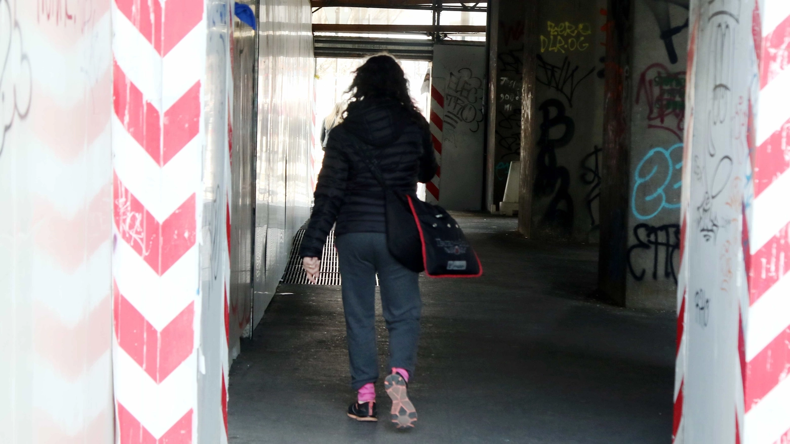 Una ragazza stava rientrando a casa a piedi ad Anzio quando è stata aggredita e stuprata