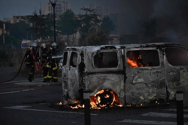 Ragazzo ucciso a Nanterre, in Francia lacrimogeni, auto bruciate e agenti feriti dopo la marcia bianca. Arrestato il poliziotto che ha sparato
