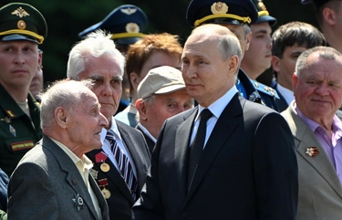“Putin in pubblico in due posti diversi”. Ex deputato russo accusa: “Ha il dono dell’ubiquità o un sosia”