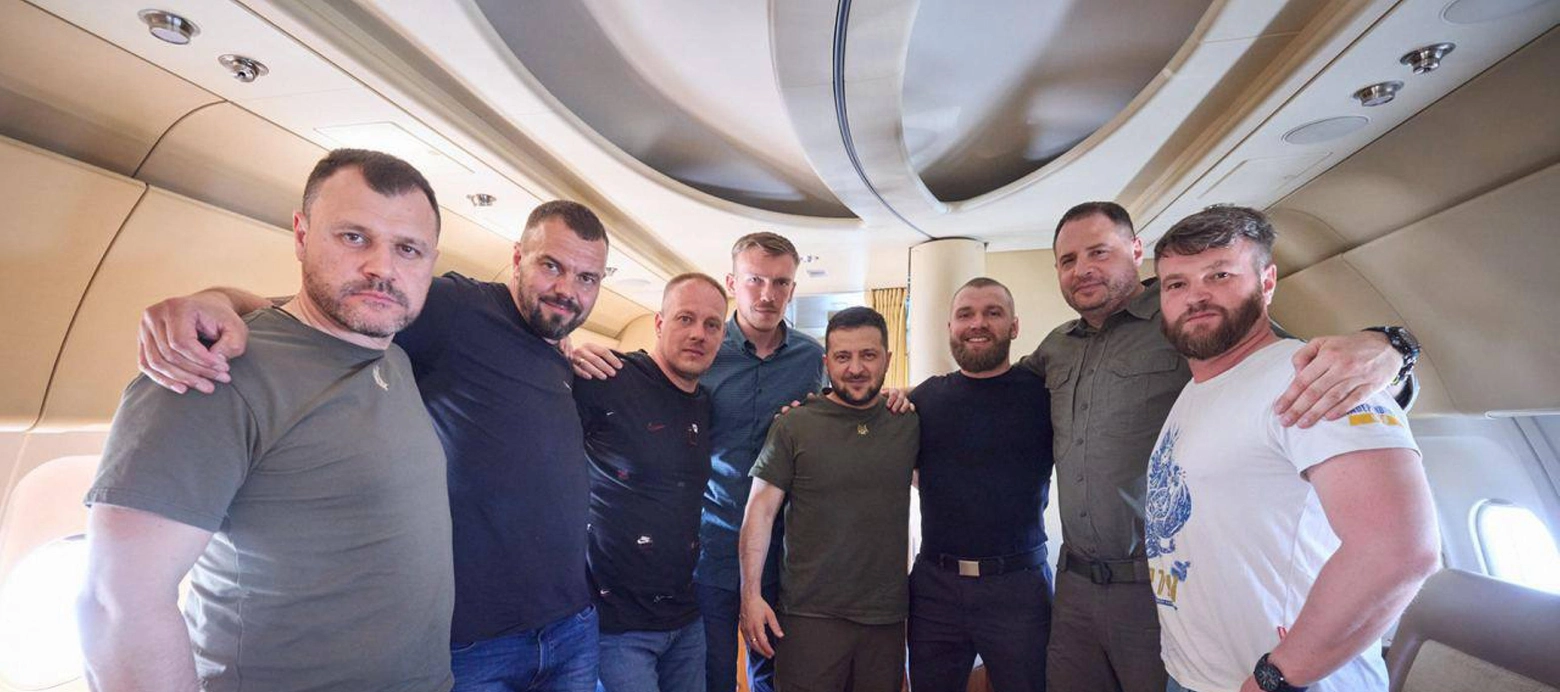 Zelensky con i comandanti del Battaglione Azov: "Azovstal e Mariupol difese per 86 giorni"